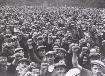 esta imagen muestra los trabajadores que con conciencia de clase se unen en un solo puño , trabajadores UNIOS